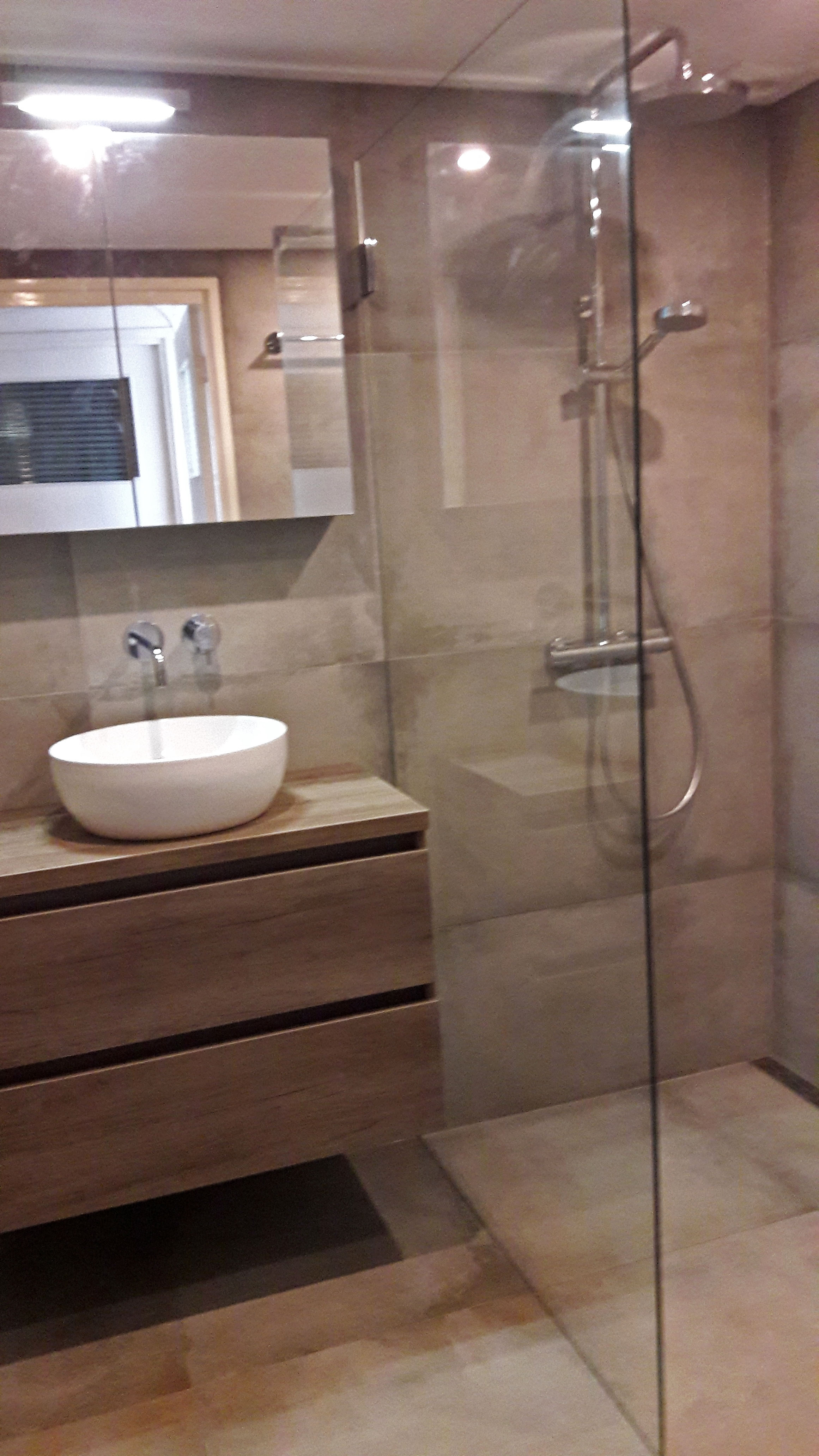 Luxe Badkamer Met Grote Witte Tegels